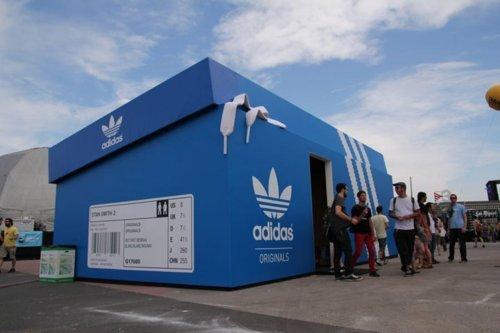 Adidas: il temporary store diventa una scatola di scarpe